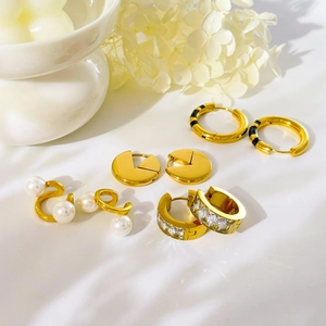 Créoles De Mode Et Bagues D'Oreille En Künstliche Perles Acier Titane Plaqué Or 18K Zircon Émail Noir Géométrique Minimaliste Pour Femmes