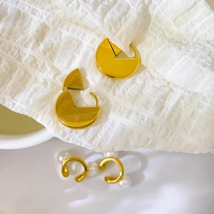 Vue macro de boucles d'oreilles dorées et de bagues d'oreilles élégantes avec perles