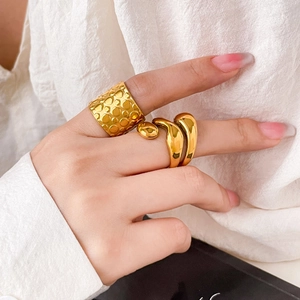 Irregular wide spiral 18K gold plated titanium ring set with hammered texture design