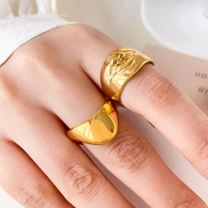 Détail de la bague en titane plaqué or 18K avec relief floral et finition polie brillante