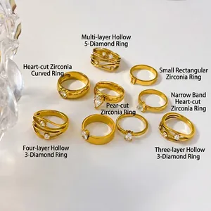 Détail de bagues plaquées or 18K avec zircons en forme de cœur et de goutte d'eau