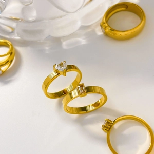 Bagues en titane plaqué or 18 carats avec oxydes de zirconium cœur et rectangulaires