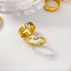 Détail d'une bague en titane plaqué or 18K avec zircon ovale et design évidé
