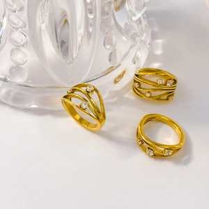 Détail de la bague multicouche plaquée or 18K avec zircon blanc et design ajouré