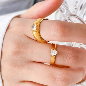 Bagues élégantes en acier titane plaqué or 18K avec pierres de zircon en forme de cœur