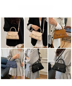 Détail de sacs à bandoulière colorés montrant la boucle dorée et les côtés tissés