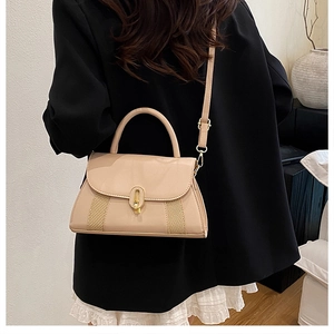 Sac bandoulière chic abricot avec panneaux tressés et fermoir doré en forme de U
