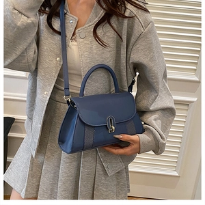 Sac à bandoulière en cuir PU bleu mat avec boucle en métal et détail rayé