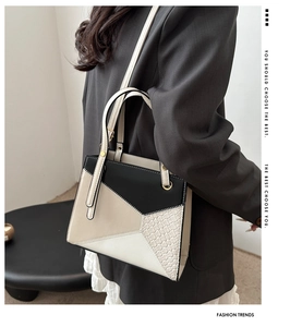 Detail der geometrischen Patchwork-Handtasche mit Webstruktur und Metallring-Anschluss