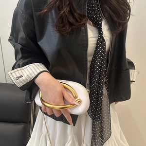 Minimalistische weiße Abendclutch in Kapselform mit elegantem goldenem Metallgriff