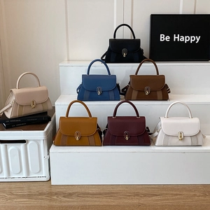 Sac à main minimaliste pour femme en plusieurs couleurs avec boucle dorée et poignée