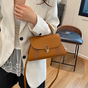 Sac bandoulière tendance en cuir caramel avec boucle dorée et poignée élégante