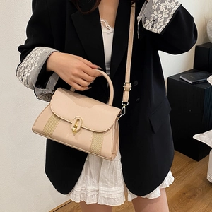 Sac bandoulière beige chic avec panneaux tressés et fermoir rotatif doré pour femme