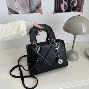 Damen Handtasche Mit Rautensteppung PU Leder Umhängetasche Silberner Kugelanhänger Mode Elegante Quadratische Tasche