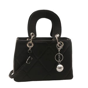 Klassische schwarze gesteppte quadratische Handtasche mit Kugelanhänger und Gurt