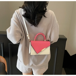 Dettaglio mini borsa a contrasto con manico intrecciato rosa e corpo crema per donne chic