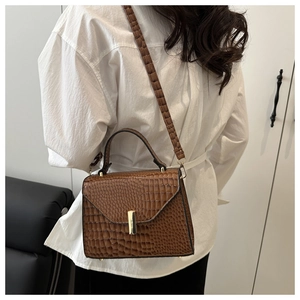 Sac bandoulière marron motif crocodile avec texture détaillée et bandoulière réglable
