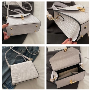 Détails d'un sac à main blanc à motif crocodile avec fermoir doré et vue intérieure