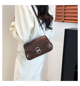 Détail du sac à bandoulière vintage en similicuir marron foncé avec boucle en métal argenté