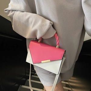 Borsa a mano bicolore rosa e bianca con patta a busta e manico intrecciato