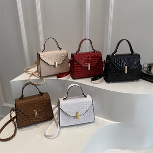 Sacs à bandoulière chics en relief crocodile en cinq couleurs avec détails dorés