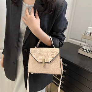 Sac à main beige effet crocodile avec boucle dorée et bandoulière pour femmes chic