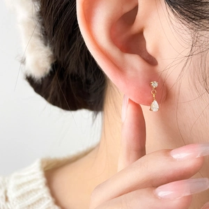 Boucles d'oreilles goutte en zircon et fleurs avec pampilles plaqué or 18 carats
