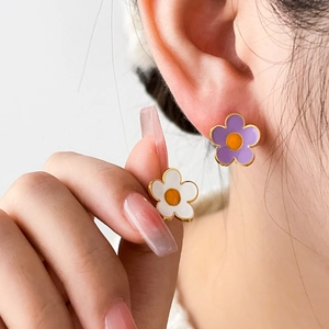 Boucles d'oreilles fleurs en zircon avec pétales violets et blancs en acier plaqué or 18 carats