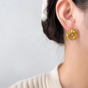 Twisted geometric wave C-shape stud earrings in 18K gold plated stainless steel