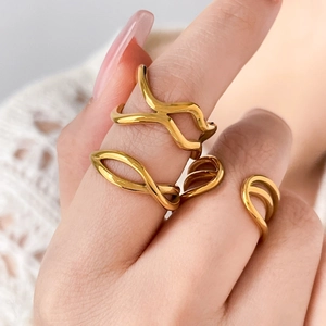 Bagues en acier titane plaqué or 18 carats avec design géométrique croisé et courbé