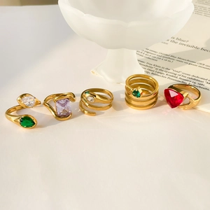 Five-piece 18K gold plated ring set featuring snake head and green zircon heart designs