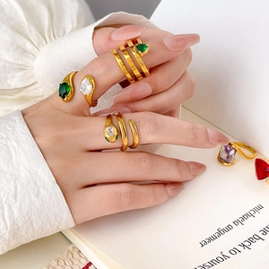 Snake Head Spiral Ring Heart Zircon Inlaid Gold Plated Stainless Steel Jewelry For Women Vintage Fashion Accessory
