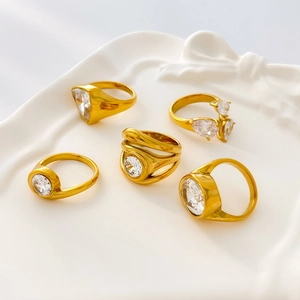 Set di anelli placcati oro 18 carati con grandi zirconi tondi e a forma di goccia