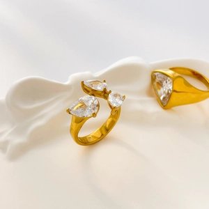 Dettaglio di anelli placcati oro 18K con cristalli di zirconia a goccia e triangolari