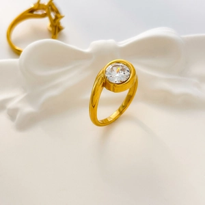 Dettaglio dell'anello placcato oro 18K con un grande zircone tondo dal taglio brillante