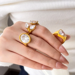Anelli in acciaio al titanio placcati oro 18K con grandi zirconi ovali e a goccia