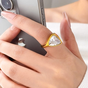 Dettaglio anello placcato oro 18K con grande zircone a taglio triangolare e castone chiuso