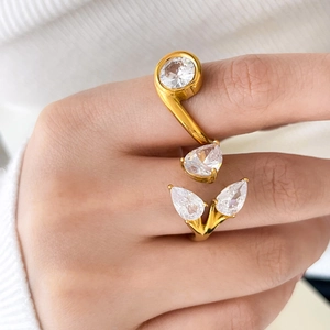 Dettaglio dell'anello in acciaio placcato oro 18K a forma di S con zirconi incastonati