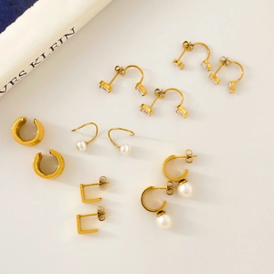 Colección de pendientes dorados con circonita de gota de agua y detalle de perlas