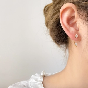 Primer plano de los pendientes de circonita con forma de lágrima y acabado dorado fino