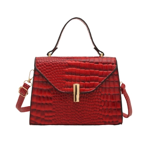 Sac à main rouge à texture crocodile avec fermoir doré et bandoulière amovible
