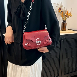 Sac baguette vintage rouge foncé avec chaîne argentée et fermoir pivotant ovale