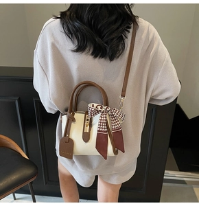 Elegante borsa a tracolla crema e marrone con manico a foulard vista da dietro