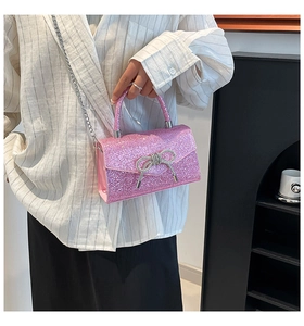 Détail du sac à main à paillettes roses avec nœud en strass argentés et bandoulière