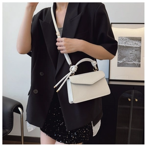 Sac à main blanc tressé avec poignée nouée et design élégant de rabat enveloppe
