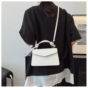 Sac bandoulière blanc texturé avec rabat enveloppe et détail de poignée nouée sur blazer