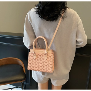 Détail du sac à main rose avec imprimé de lettres M et logo mode en cuir PU