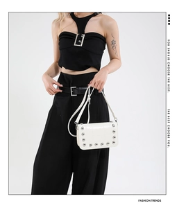 Borsa a tracolla bianca stile punk con borchie argentate e dettagli trapuntati lucidi