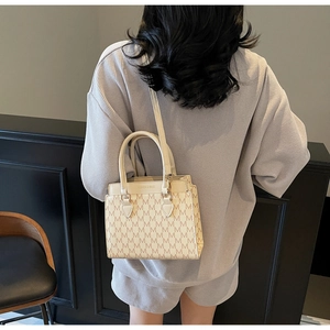 Détail du sac bandoulière avec motif monogramme M et poignée lisse pour femme