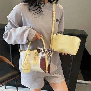 Borsa a mano beige in pelle litchi con sciarpa pied de poule e pochette a tracolla